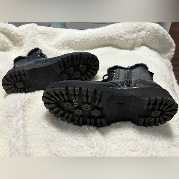 Black boots size 7 - 7 1/2 Sincerely Jules Brand - Picture 3 of 5